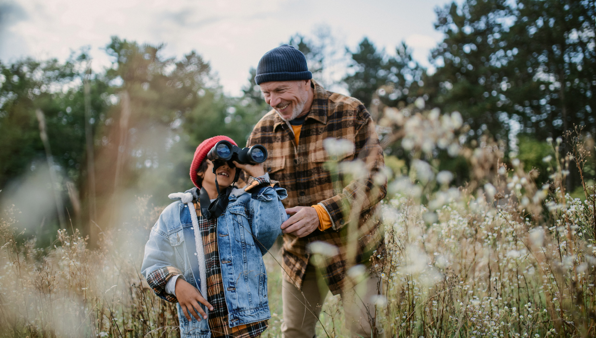 about_grandparent-and-child-bird-watching